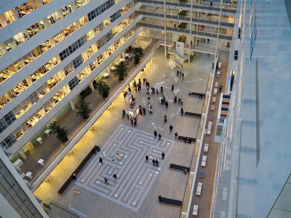 Tegels in het Atrium Den Haag van Piet Design i.s.m. Archeologische Den Haag