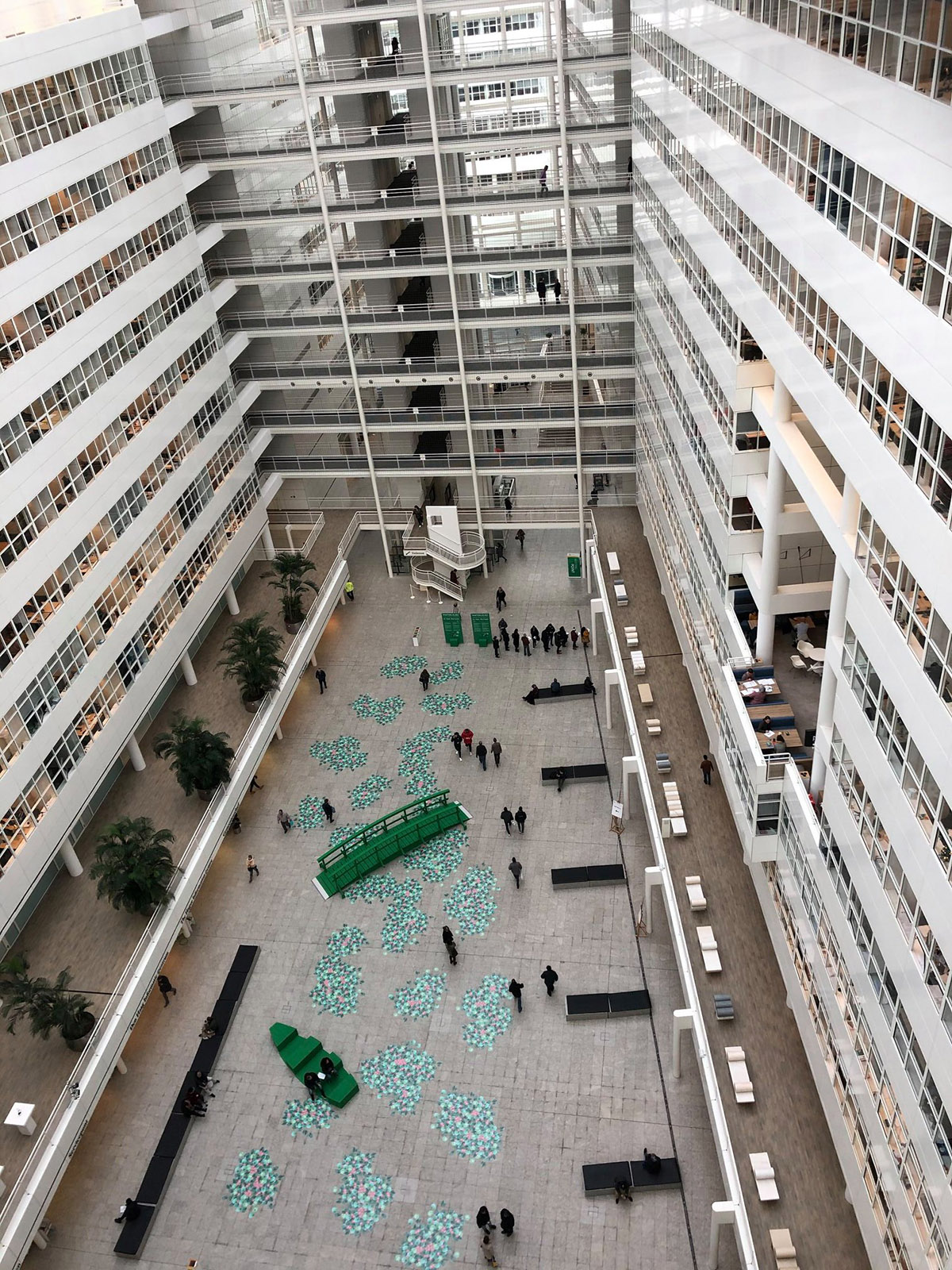 Waterlelies in het Atrium Den Haag van Piet Design in 2019, Foto Atrium City Hall