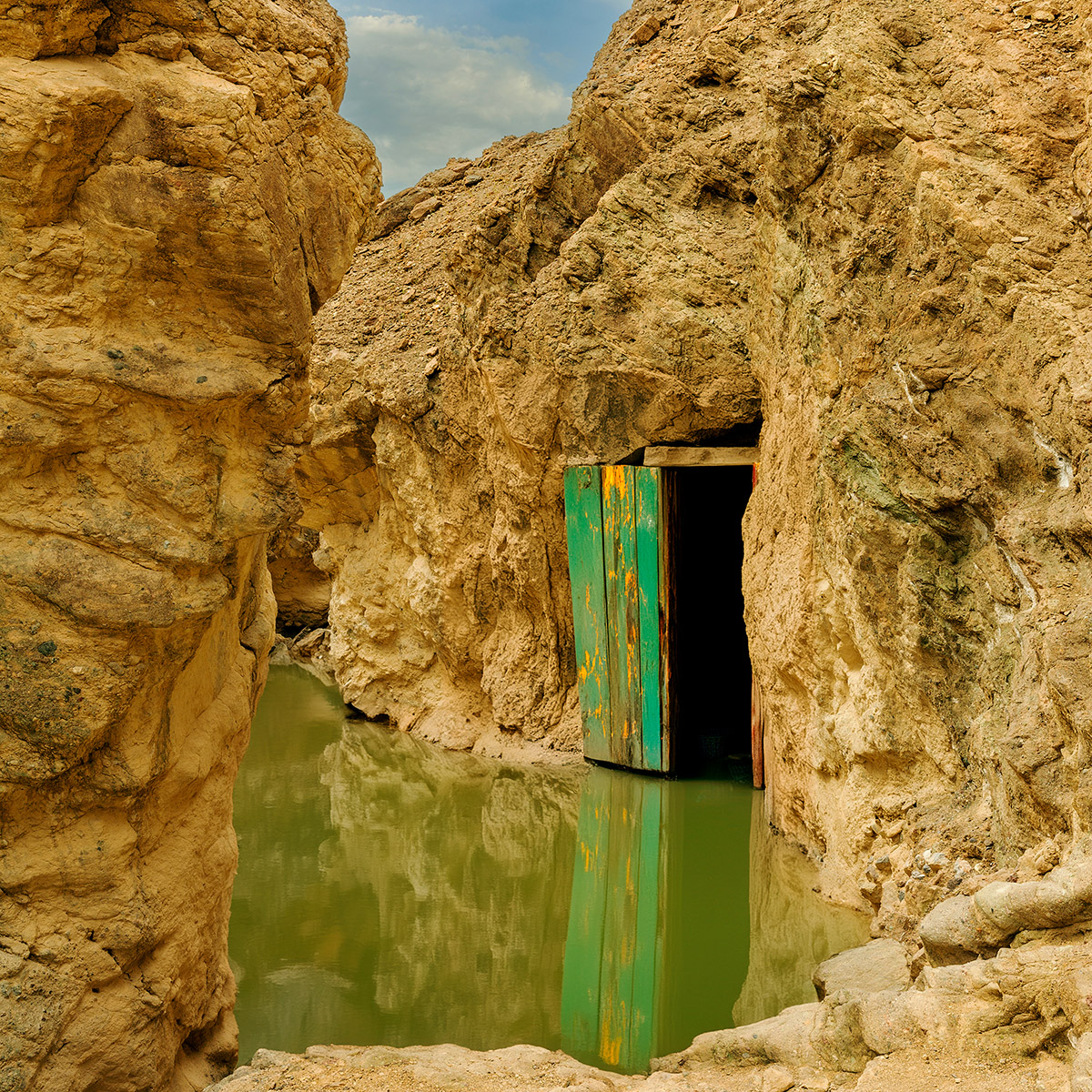 Indifferent West biedt een krachtige reflectie op de dringende sociaal-politieke kwesties van vandaag.