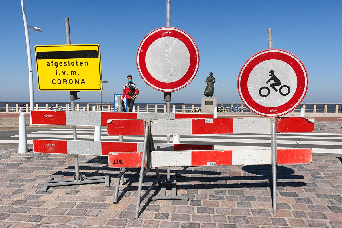Sandra Uittenbogaart, Afgesloten boulevard van Scheveningen, Sandra Uittenbogaart. Collectie Haags Historisch Museum & Haags GemeentearchiefSandra Uittenbogaart, Marechaussees op 1,5 meter afstand op de Lange Vijverberg