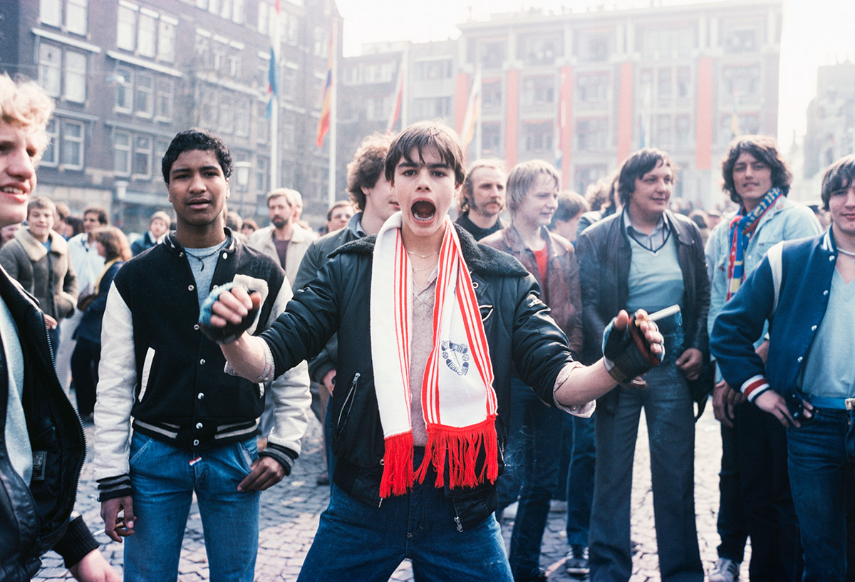 Ed van der Elsken, Koninginnedag, Dam, Amsterdam, 1980. Nederlands Fotomuseum, Rotterdam, erven Ed van der Elsken/Nederlands Fotomuseum