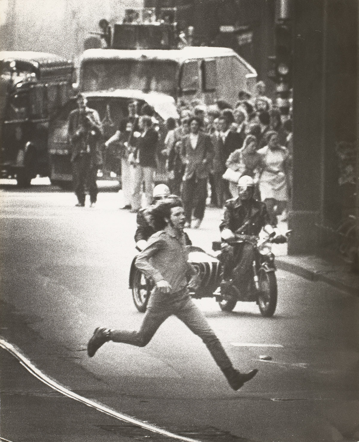 Ed van der Elsken, Rennende man tijdens een oproer op Koninginnedag op het Damrak, Amsterdam, 30 April 1970. Rijksmuseum, Amsterdam. Schenking van Anneke Hilhorst, Warder, 2019, erven Ed van der Elsken/Nederlands Fotomuseum