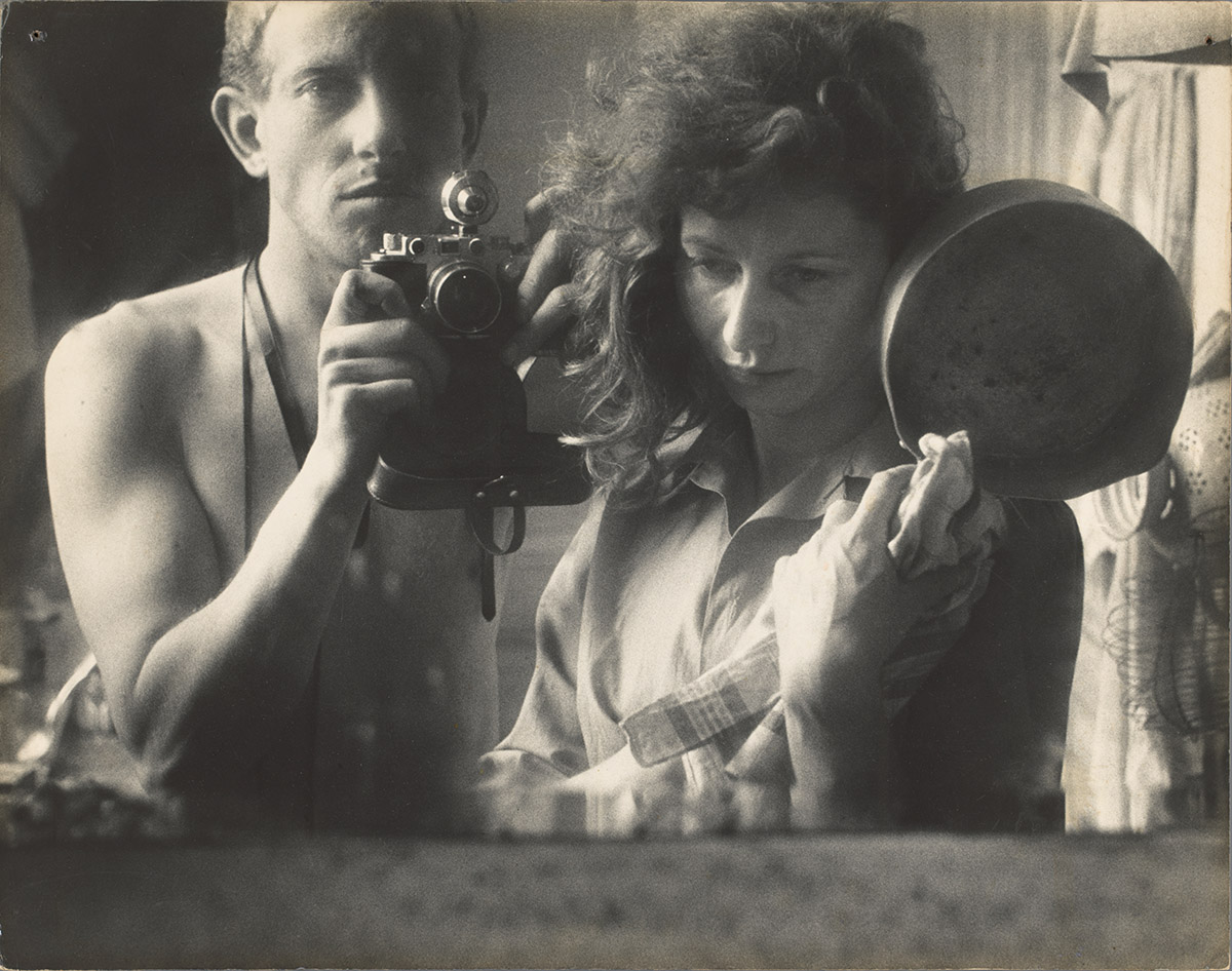 Ed van der Elsken, Zelfportret met Ata Kando in de spiegel van hun appartement. S&egrave;vres, 1952 (afgedrukt voor 1955). Rijksmuseum, Amsterdam. Aankoop met steun van Jan en Trish de Bont en het Paul Huf Fonds/Rijksmuseum Fonds, 2017, erven Ed van der Elsken/Nederlands Fotomuseum