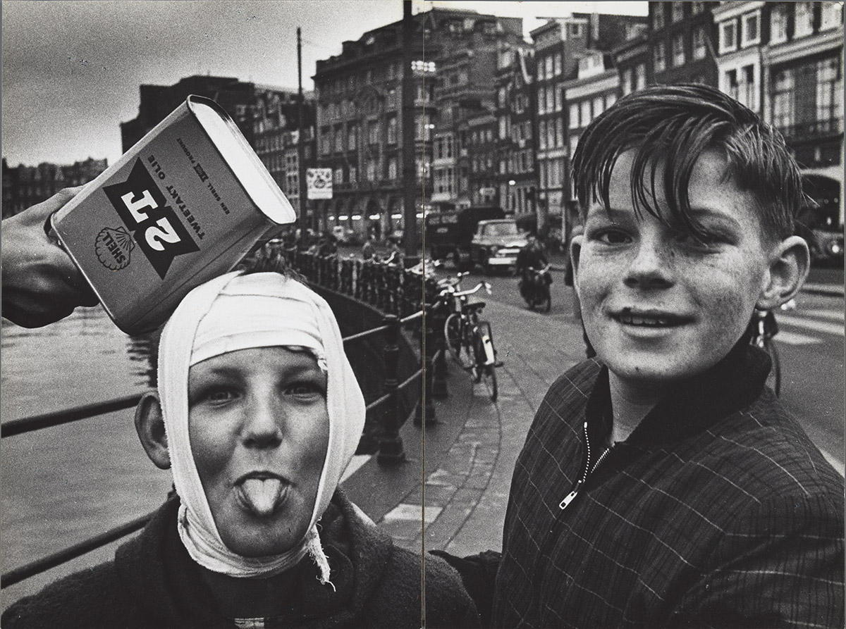 Ed van der Elsken, Jongens op het Rokin, Amsterdam, ca. 1950-1960. Rijksmuseum, Amsterdam. Aankoop dankzij het Mondriaan Fonds, de Vereniging Rembrandt (mede dankzij haar Themafonds Fotografie en Video en haar Dura Kunstfonds), deelnemers van de BankGiro Loterij, Paul Huf Fonds/Rijksmuseum Fonds en het Marque Joosten & Eduard Planting Fonds/Rijksmuseum Fonds, 2019, erven Ed van der Elsken/Nederlands Fotomuseum