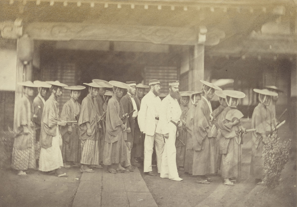 Groepsportret met Dirk de Graeff van Polsbroek, kanselier J.P. Metman en J. Bloem te midden een Japanse escorte, 1863, Felice Beato / Collectie Het Scheepvaartmuseum, Amsterdam