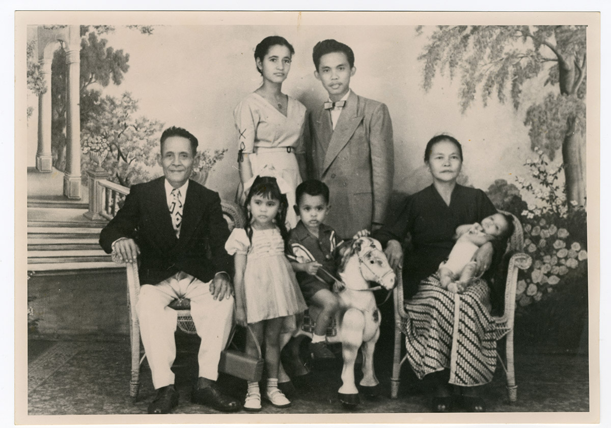 Heloise Dipper en Toekiman Slamet Madimin, Bamin en Simba met de kinderen Joyce, Carli en baby Kenneth, Paramaribo 1956