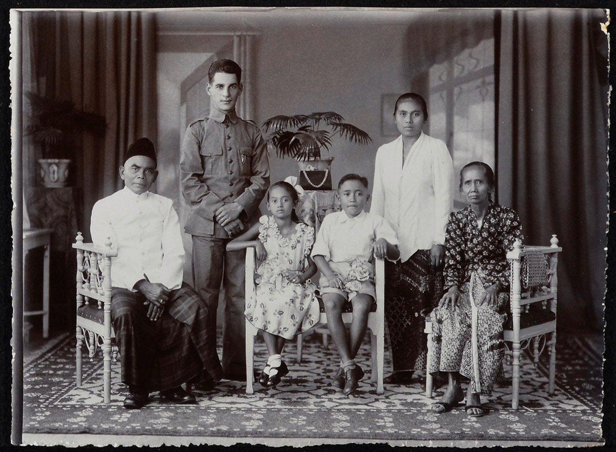 Hendrik Charles was een van de achterkleinkinderen van Johannes Charles. Hij vertrok in 1929 als soldaat naar het toenmalige Nederlands-Indie