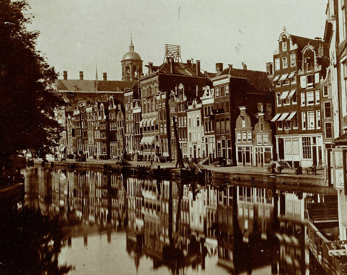 Pijpenmarkt, Nieuwezijds Voorburgwal, gezien naar het Koninklijk Paleis, 1880-1884 Stadsarchief Amsterdam