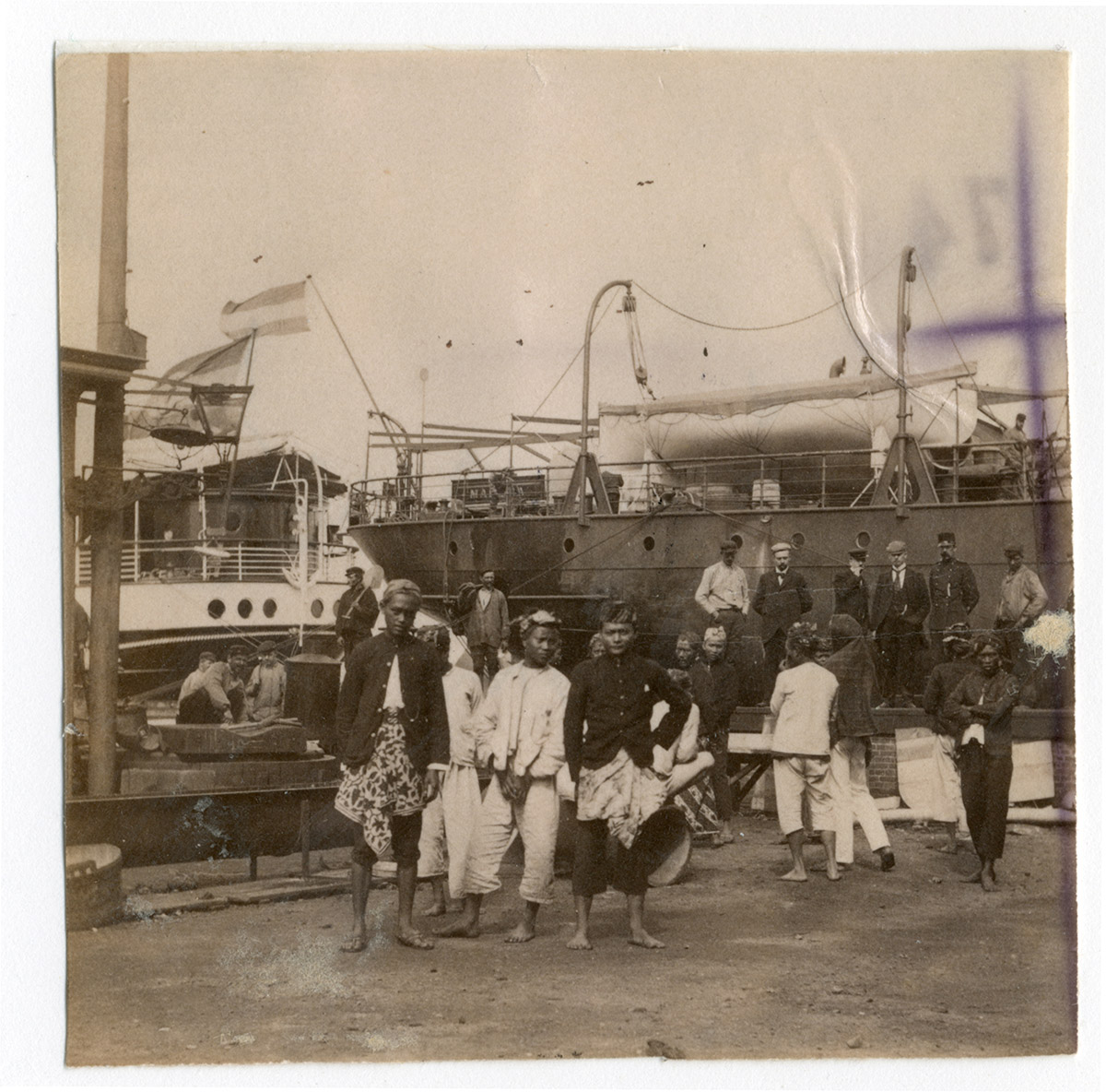 Aankomst Javaanse migranten op de Handelskade in Amsterdam, achter hen het schip de Madura 1900 Stadsarchief Amsterdam
