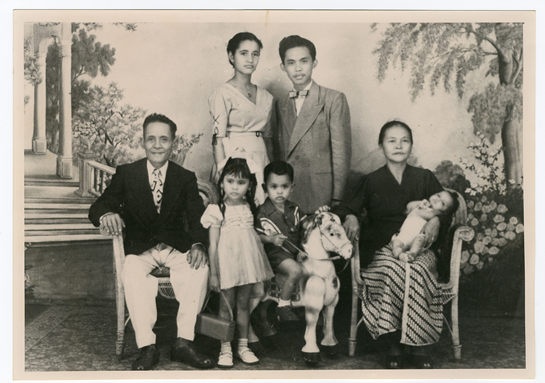 Heloise Dipper en Toekiman Slamet Madimin, Bamin en Simba met de kinderen Joyce, Carli en baby Kenneth, Paramaribo 1956