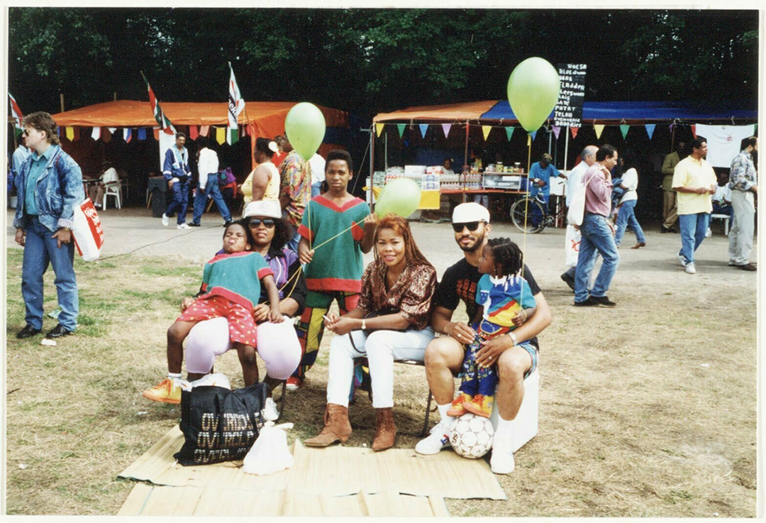 Familie op het Kwakoe festival, Bijlmerpark 16 augustus 1992, foto Doriann Kransberg Stadsarchief Amsterdam