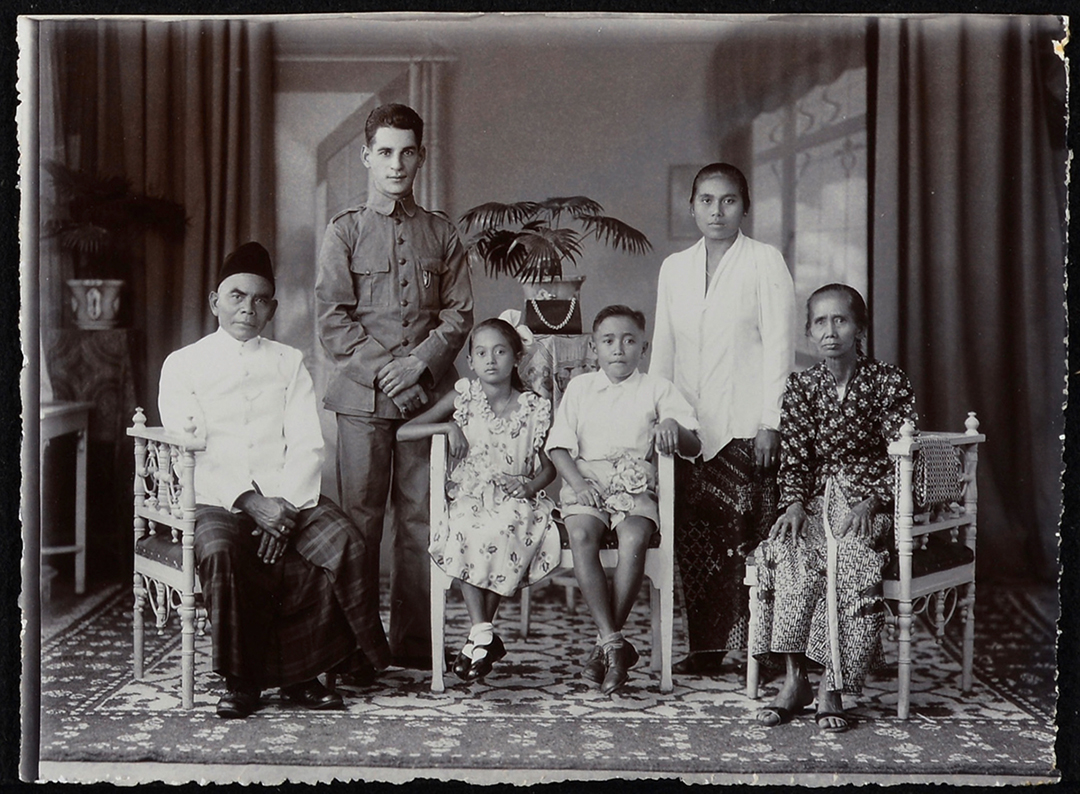 Hendrik Charles was een van de achterkleinkinderen van Johannes Charles. Hij vertrok in 1929 als soldaat naar het toenmalige Nederlands-Indie