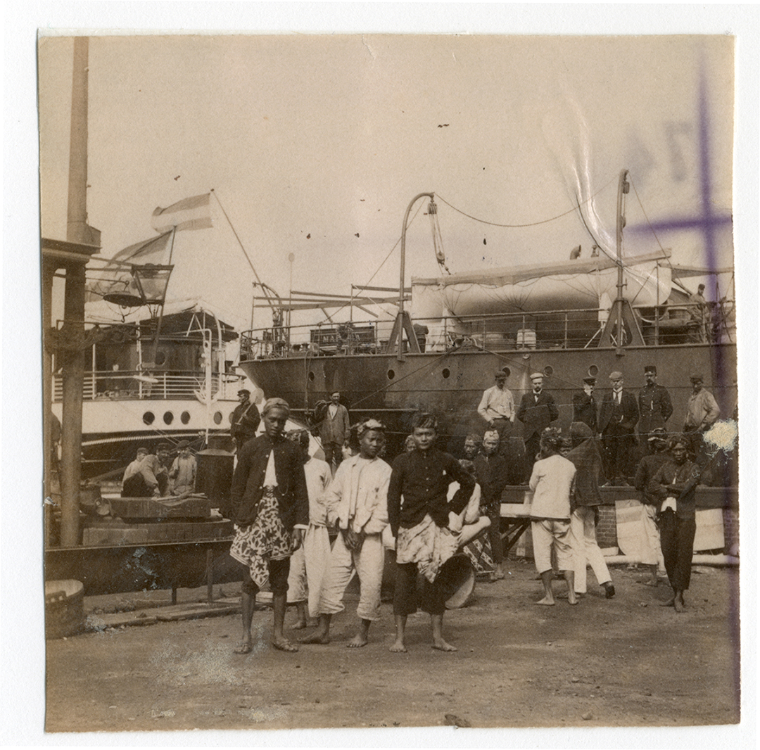 Aankomst Javaanse migranten op de Handelskade in Amsterdam, achter hen het schip de Madura 1900 Stadsarchief Amsterdam