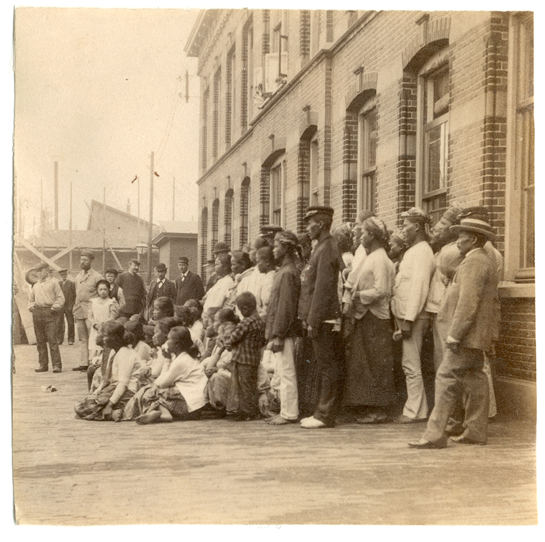 Groep Javaanse migranten voor de SMN loods 1900 Stadsarchief Amsterdam