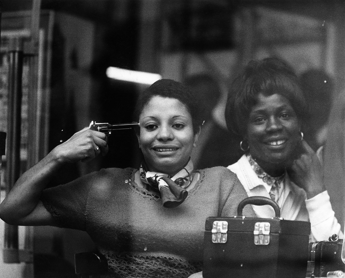 Vincent Mentzel, vrouw met speelgoedpistool, 1969