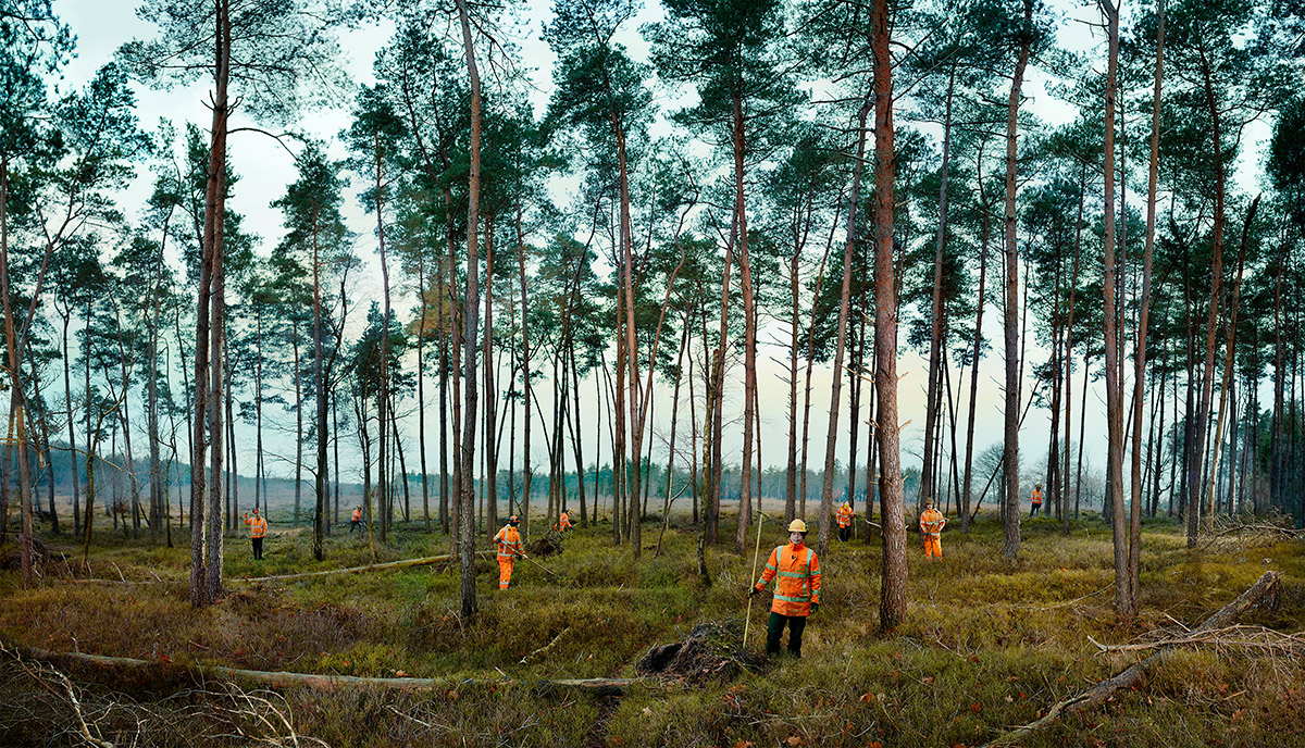 Ellen Kooi, Ugchelen, Oranje mannen, 2022, Hahnem&uuml;ller archival print op dibond, uit de serie Berg en Bos, in opdracht van CODA en mede mogelijk gemaakt door het Mondriaan Fonds