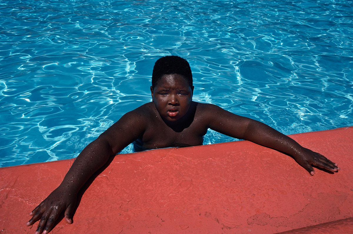 Joseph Rodriguez, Boy in Pool, Spanish Harlem, NY 1987, Courtesy Galerie Bene Taschen