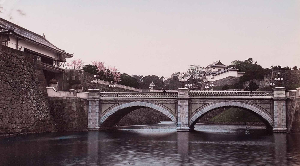 Zicht op Nij&umacr;bashi, T&omacr;ky&omacr;, toegeschreven aan Kajima Seibei, c. 1895, aantekening op het negatief 'Imperial Palace Bridge Tokyo', 26,7 x 20,6 / handgekleurde albuminedruk van glasplaatnegatief (fascimile)