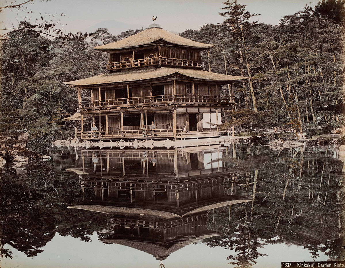 Zicht op het Gouden Paviljoen (Kinkakuji), Ky&omacr;to, Kusakabe Kinbei, c.1890, aantekening op het negatief '1337. Kinkakuji Garden Kioto', 20,5 x 26 / handgekleurde albuminedruk van glasplaatnegatief (fascimile)
