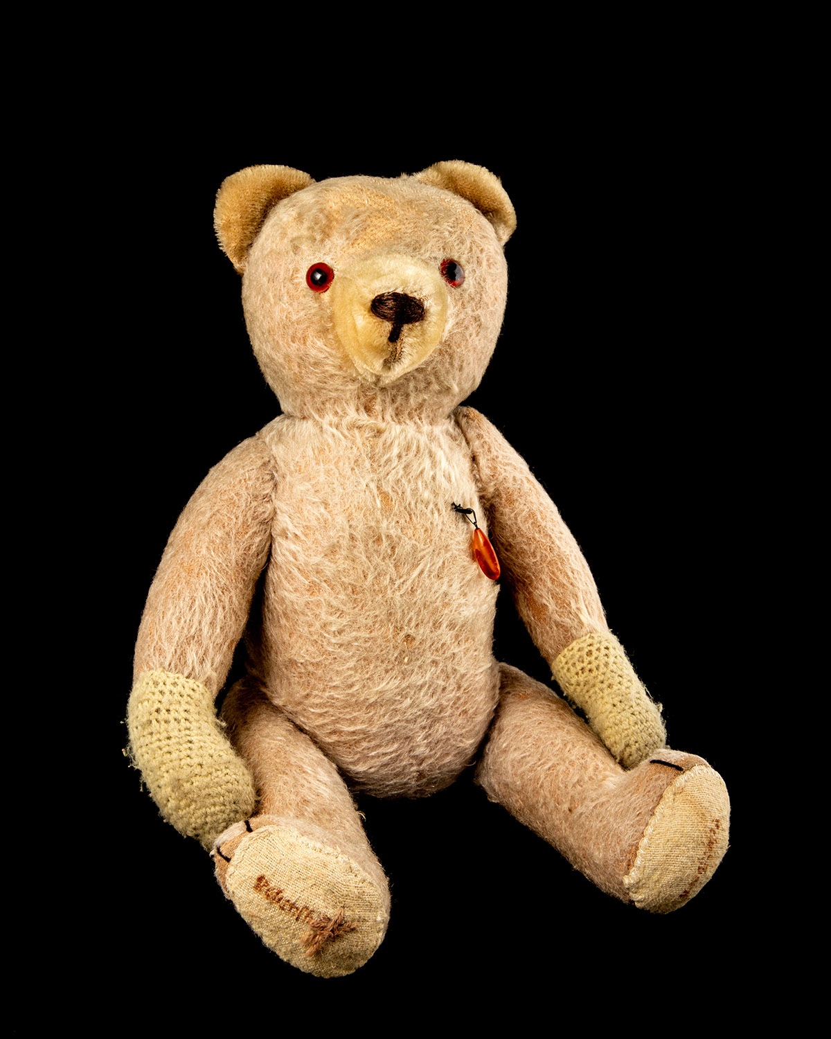 Angeniet Berkers, Een teddybeer afkomstig uit een Lebensborn tehuis. De beer is nu onderdeel van de collectie van het USHMM in Washington, waar deze beer ook gefotografeerd is.