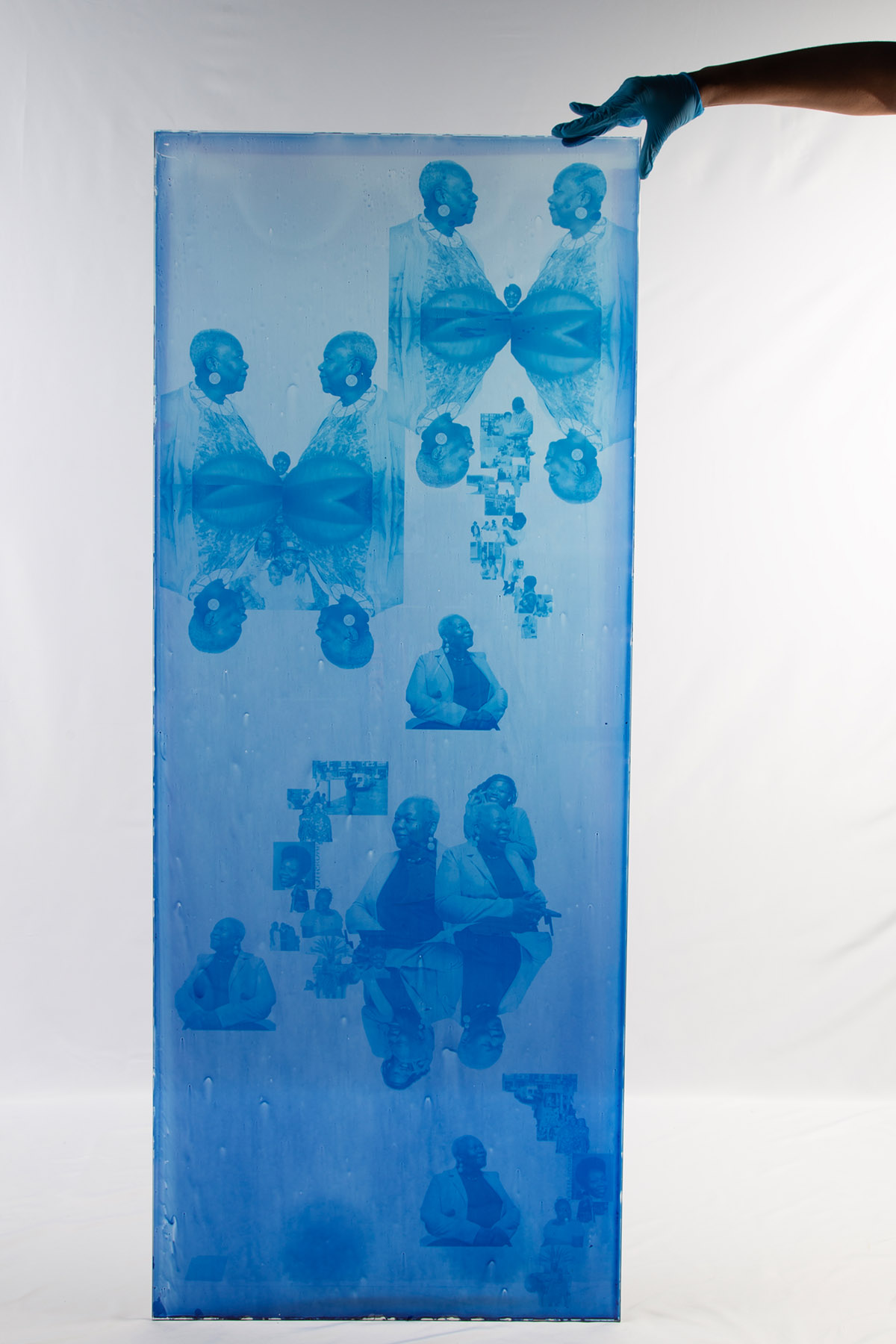 Shehera Grot, Mama na sribi krosi (I), 2025