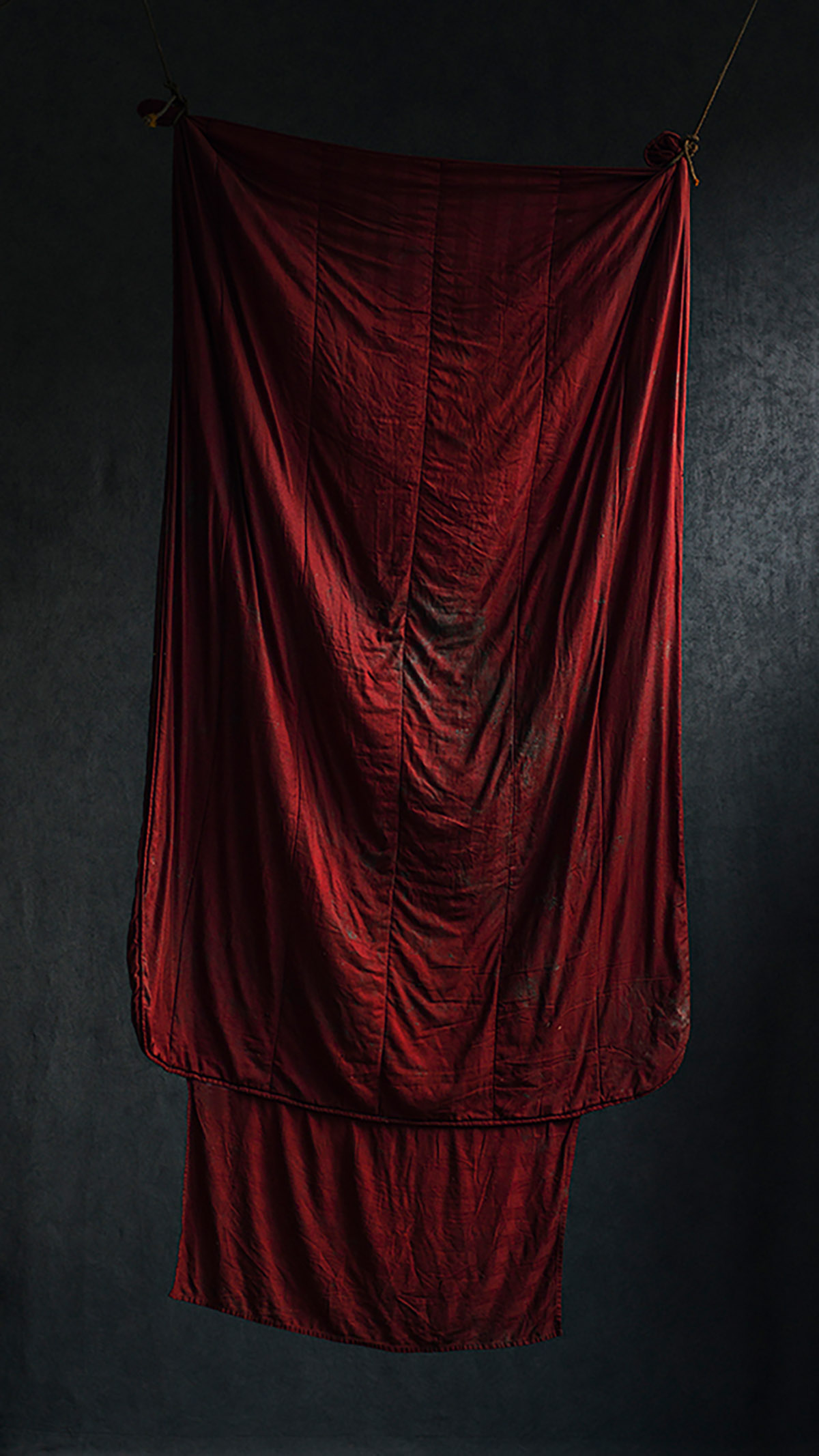 Stephan Vanfleteren, Blanket Red, 2026 (in dialoog met Rust op de vlucht naar Egypte van Catharina van Hemessen)