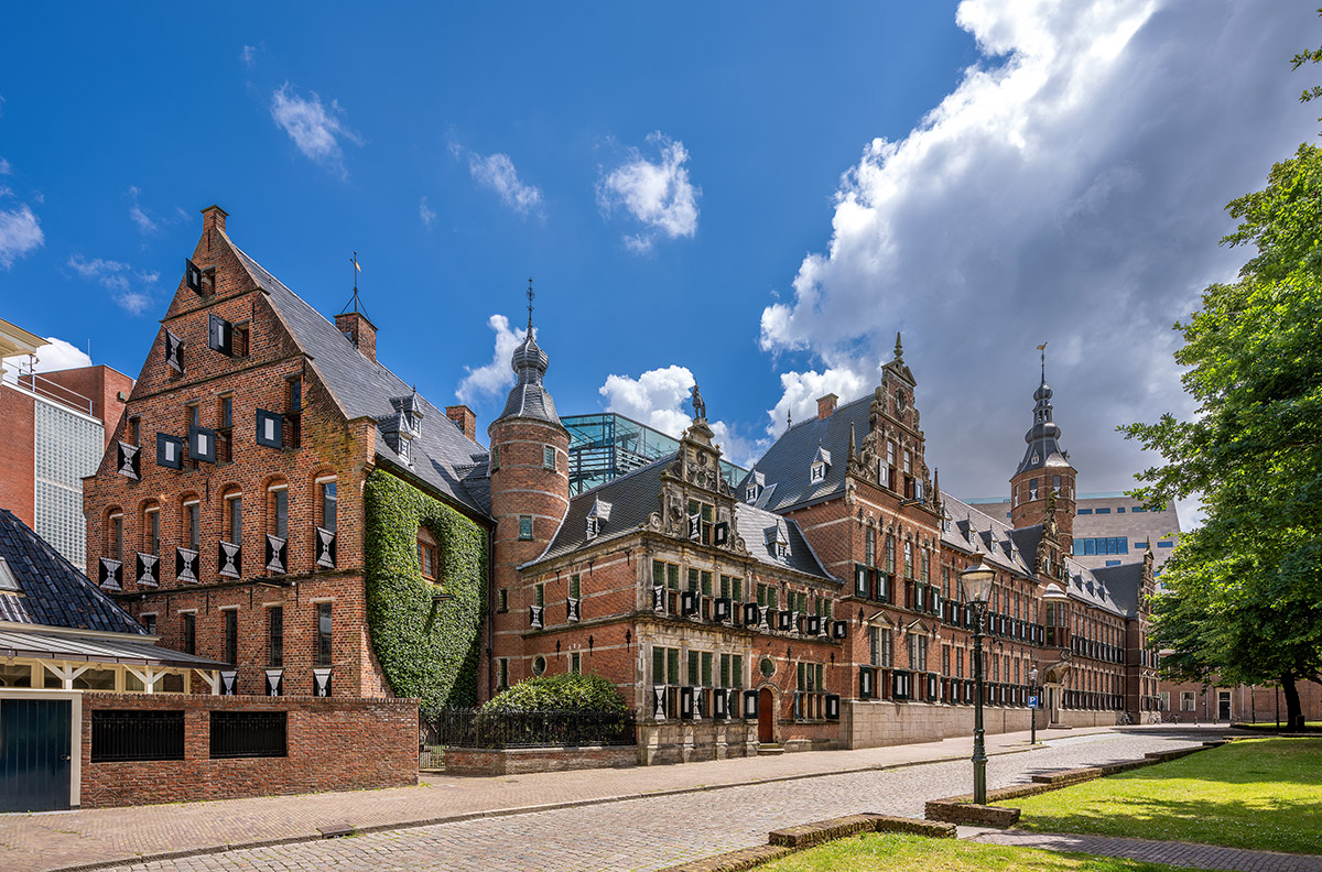 Publiek Besloten. Provinciehuizen in Beeld - Roos Aldershoff