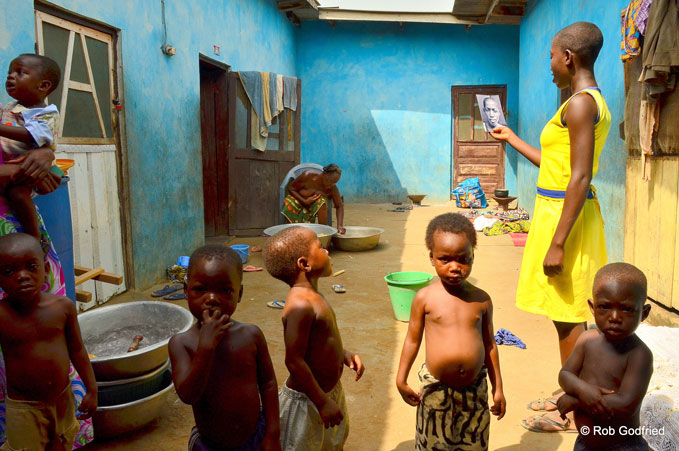 Kinderen in een vissersdorp in Ghana vertellen over hun toekomst en maken foto's van hun eigen omgeving.