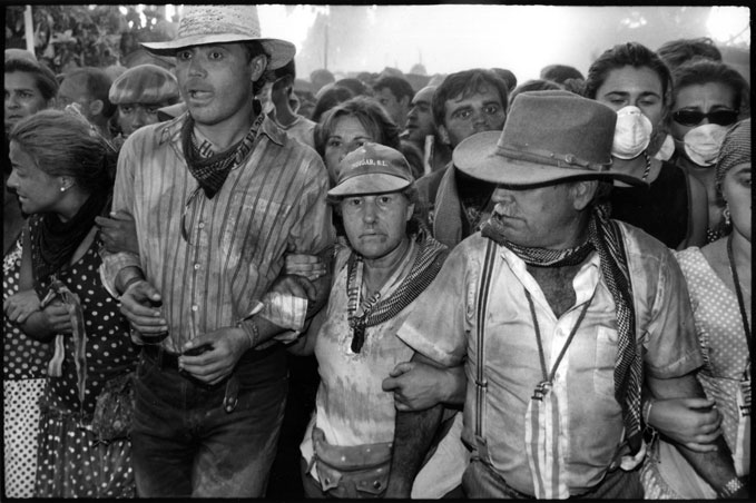 Robert van Rijn, aankomst van een groep pelgrims in El Rocio na een lange, stoffige tocht te voet.