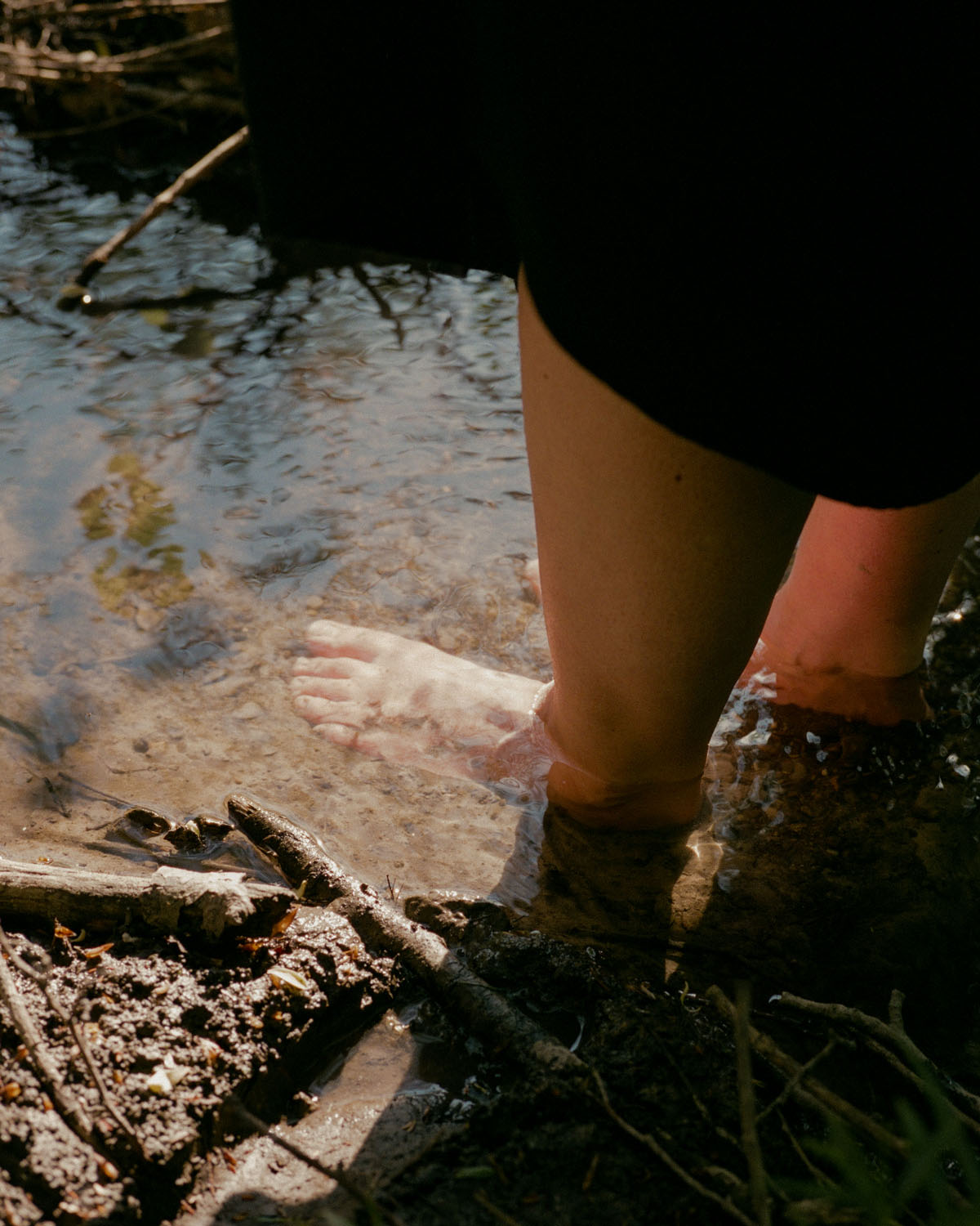 Matthieu Litt (BE), OASIS<br>Voor de Somfy Photography Award 2020 concentreerde Matthieu Litt zich op een gebied in de directe omgeving van zijn thuisbasis Luik (Belgi&euml;). Ry-Ponet heet het, een landelijk groengebied aan de rand van de stad, waar een eigen tempo lijkt te heersen. Het wordt door de bevolking gebruikt voor uiteenlopende doeleinden: om een wandeling te maken in de natuur, om te ontsnappen aan het drukke stadsleven en zelfs om te wonen. Helaas wordt deze voor mens en dier belangrijke bufferzone bedreigd door stadsuitbreiding. De camera van Matthieu scant het terrein, de vegetatie, het uitzicht en de lucht in een voortdurende wisselwerking tussen het hier en nu en bespiegelingen op de innerlijke wereld van emoties, indrukken en ervaringen.