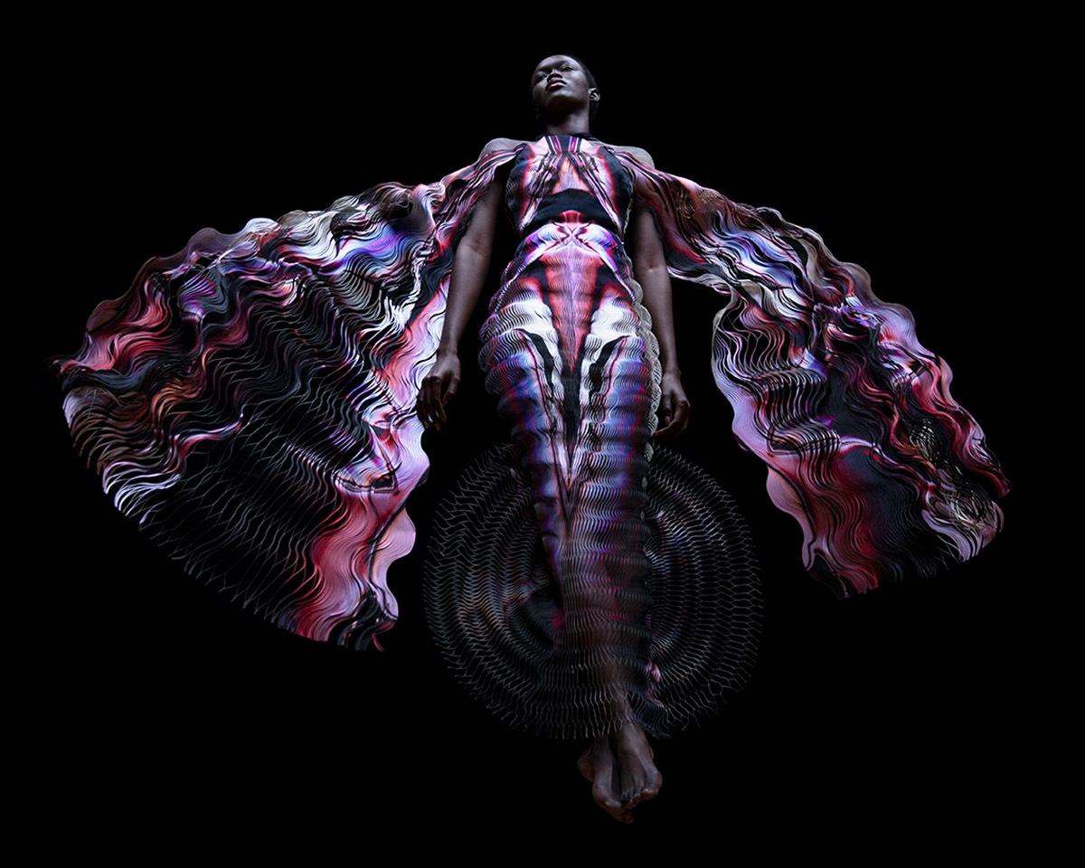 Carla van de Puttelaar, Synergia, kledingontwerpen van Iris van Herpen