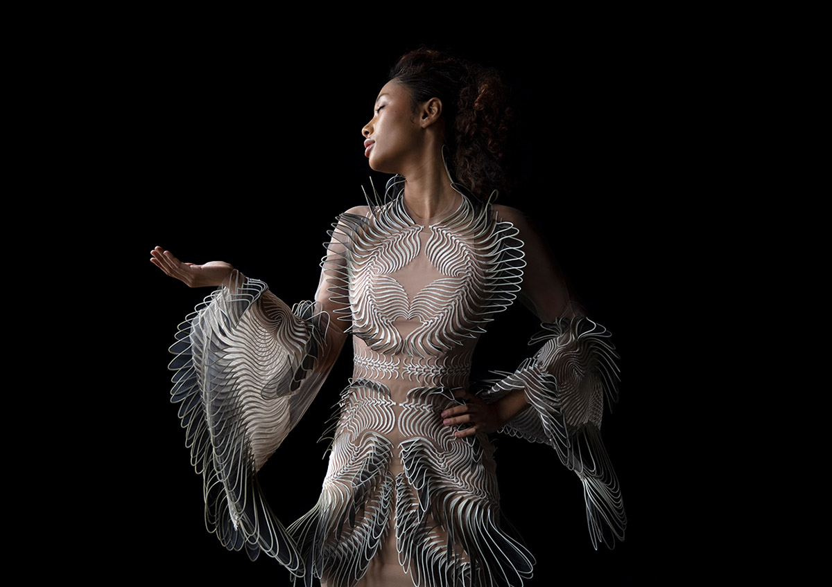 Carla van de Puttelaar, Synergia, kledingontwerpen van Iris van Herpen