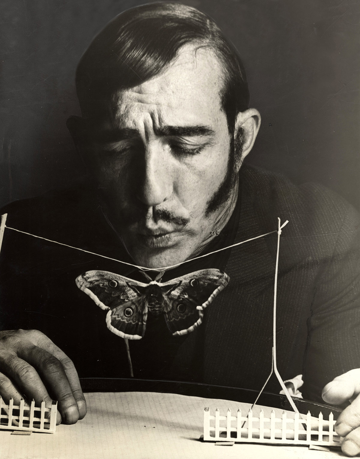 Nationaal Archief/Collectie Spaarnestad/Het Leven/Padilla, Se&ntilde;or Chingolo, directeur van het Spaanse insectencircus Chingolo, blaast tegen een vlinder, hangend aan een touwtje. Spanje, 1932 (Fotograaf Padilla)