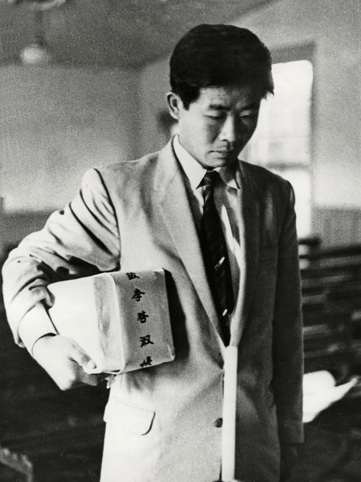 Nationaal Archief/Collectie Spaarnestad/UPI/Fotograaf onbekend, De Koreaanse Lee Choon draagt een smalle doos onder zijn arm met daarin de gecremeerde resten van zijn geliefde. In een Presbyteriaanse kerk wordt alsnog hun huwelijk voltrokken. Zuid-Korea, Seoel, 16 oktober 1958