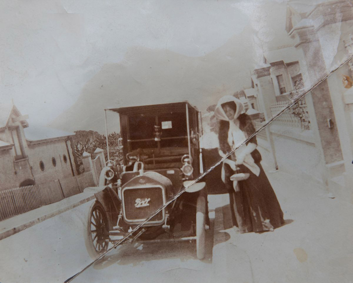 De zwangere oma, Cleopatra, van Paul Sch&auml;ublin, Cape Town, Zuid Afrika. Achterschrift: 'She doesn't look so 'miserable' as her letters seem to convey eh? This is how Mrs Oakley comes home from town! The parcels contain little things for the 'newcomer' '