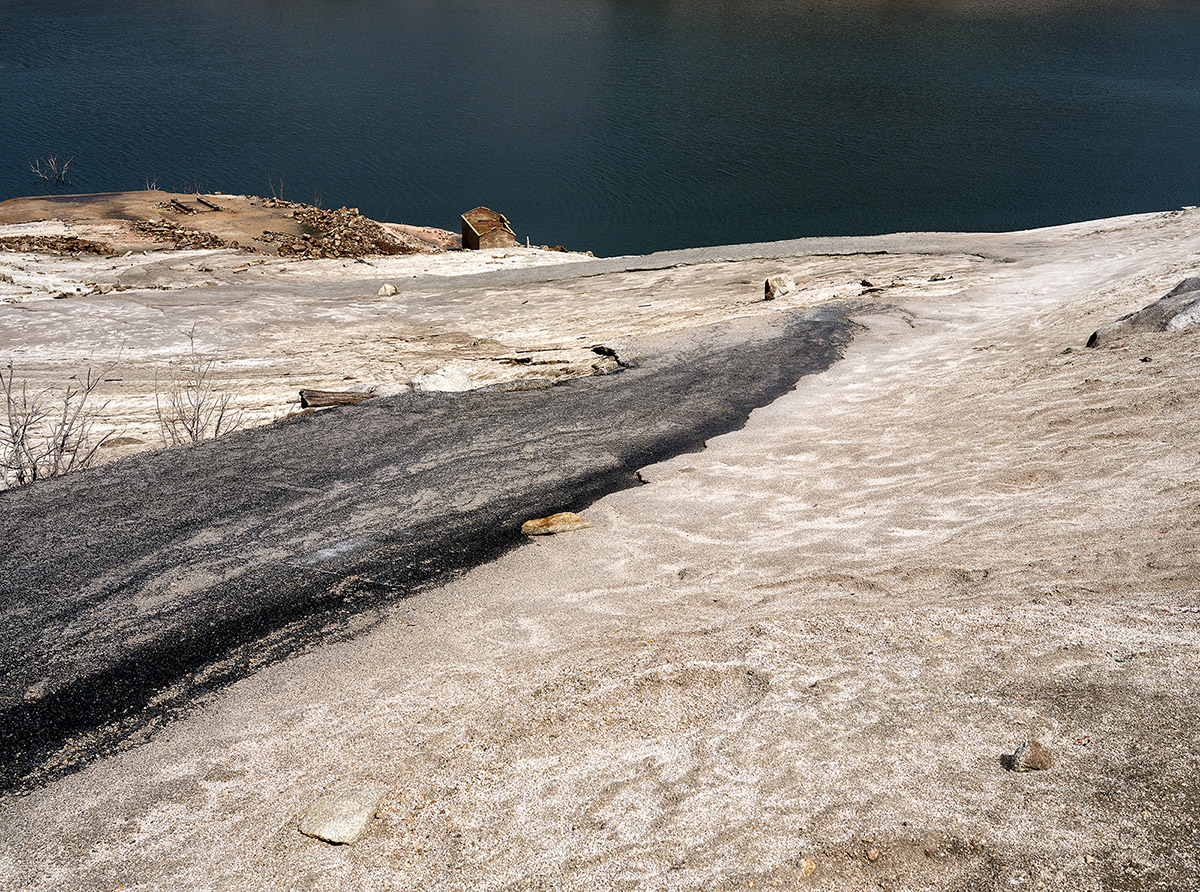 Hans Wilschut, Asphalt, 2023, Atlantis of Galicia, archival print op dibond/white/museum glas