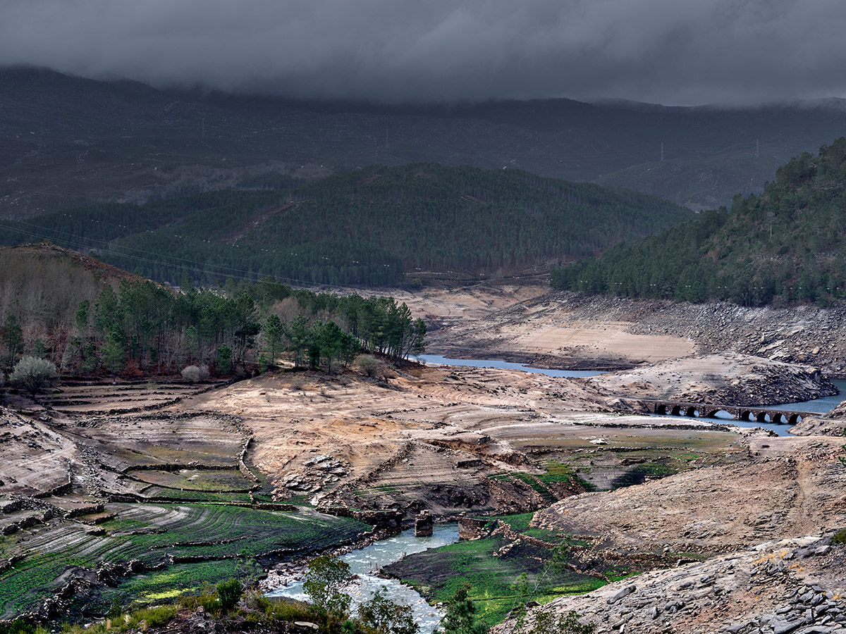 Hans Wilschut, Fertile Ground, 2023, Atlantis of Galicia, archival print op dibond/white/museum glas