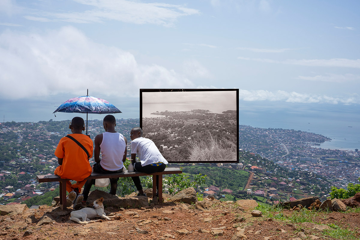 13Lake Bunyonyi, Oeganda, 1947-2022. Digitale collage van eendoor Paul Julien gemaakte foto en documentatie van een feestelijk bezoek aan de Batwa gemeenschap van het dorp Rwamahano samen met bewoners van Grace Villa, een opvanghuis voor meisjes in de nabijgelegen stad Kabale. Recente foto en collage Andrea Stultiens