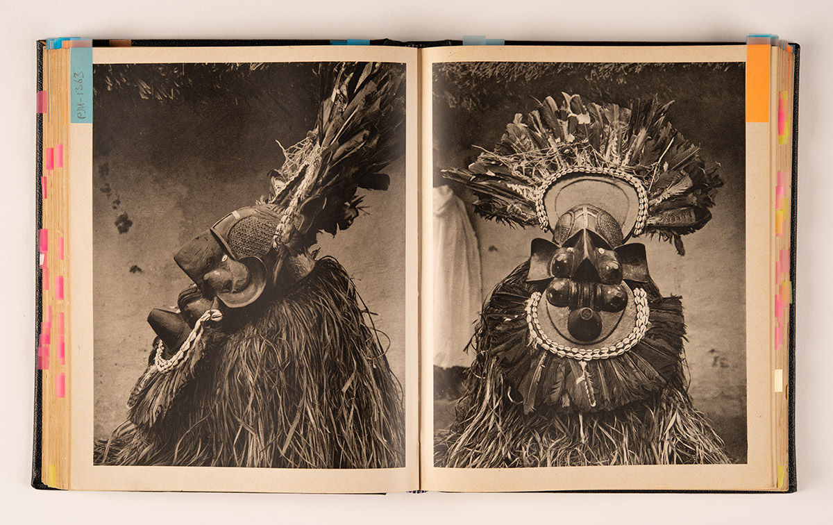 15Addis Ababa, Ethiopia, 1955-2023. Still van film waarin ezels in 2023 dezelfde route lopen door Addis Ababa als Paul Julien deed in 1955, en dia uit het Paul Julien Archief van Merkate met de Grote Anwar Moskee in de Ethiopische hoofdstad. Michael Tsegaye, Paul Julien en Andrea Stultiens