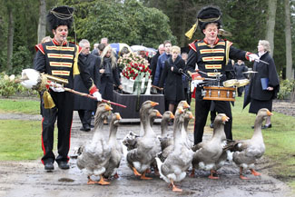 Sacha Wunderink, 12 maart 2008, Een Apeldoornse vrouw overlijdt aan kanker en heeft als laatste wens om de ganzenfanfare voor haar kist uit te laten gaan op het kerkhof.
Een bijzondere mengeling van een traan en een lach.