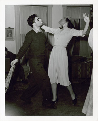 John Fernhout, Robert Capa en Polly Korchien, New York, ca. 1940, Nederlands Fotomuseum