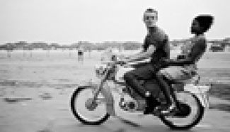 Aart Klein, Strand van Oostvoorne 1966, Nederlands Fotomuseum