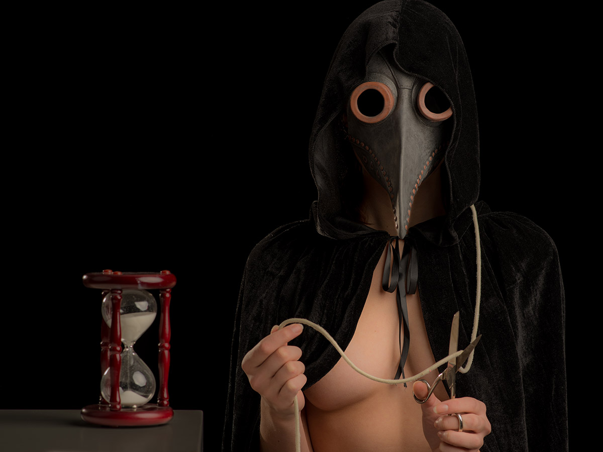 1e prijs en Foto van de Maand van De Stad Verbeeldt, Till Schmitz, Den Haag, PandemieBedreigd door pandemie en dood zijn we gedwongen tot 'social distancing'.