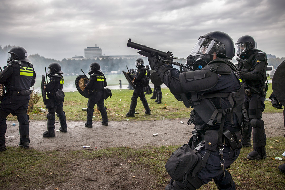 Winnaar Zilveren Camera 2025: Arie Kievit - Rellen extreemrechts bij een demonstratie voor een strenger asielbeleid (foto uit serie)